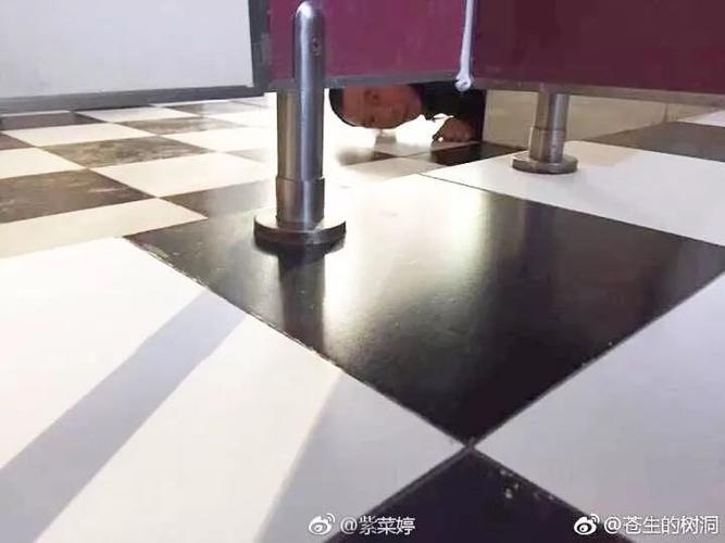内蒙古一女子上厕所被偷窥,男子还拿着手机想偷拍