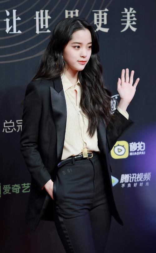 红毯上欧阳娜娜怕再显小肚腩,穿西装配衬衣,裤子依旧"