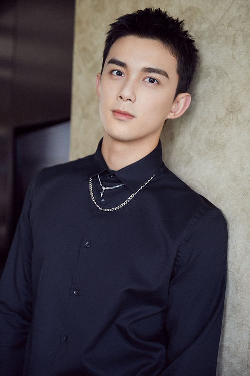 吴磊短发造型"眼神杀"英气十足 白西装配黑衬衫尽显绅士范