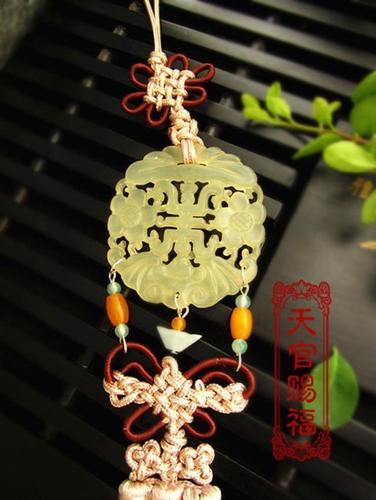 1水瓶座专属玉佩是一个寿字图案,带有吉祥如意的含义,象征着美好的