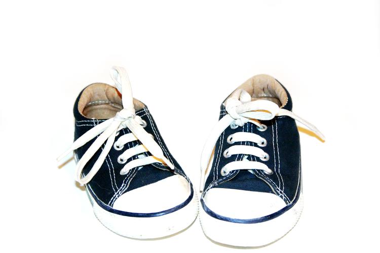 kids" sneakers: velcro fasteners vs shoelaces