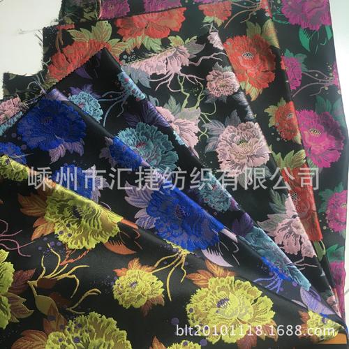 大提花面料采用提花机织造,经纱循环数从几百根到千根以上,图案幅度大