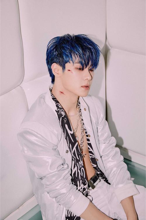 钱锟突然间笑了,笑的那样灿烂,温柔,一如他们两人第一次见面