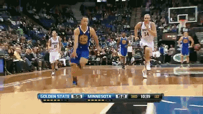 开心的勉扣库里基本成了nba"勉扣"界的小王子,每次库里扣篮,大家都