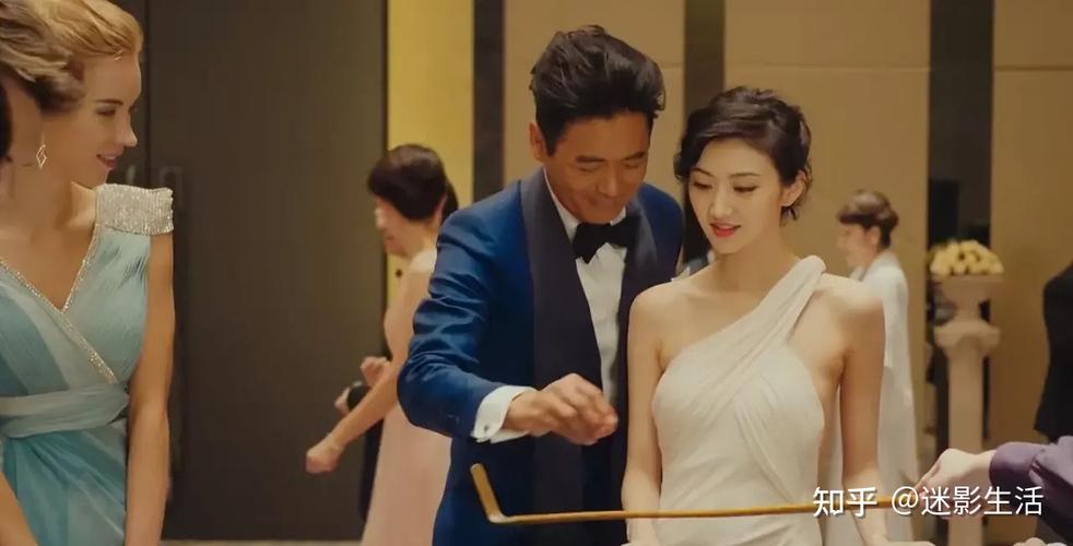 那时候的她,一袭白色晚礼服,一脸娇羞地问周润发"我想玩这个,但不