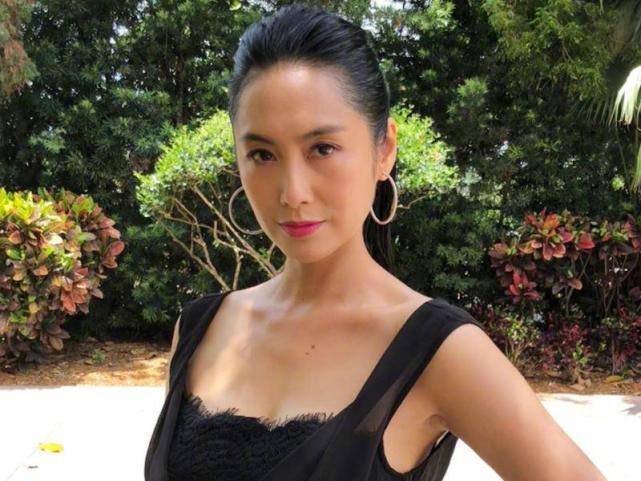 朱茵近照曝光,眼窝深陷初现老态?网友:青春结束了