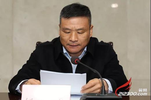 镇江市公安局党委副书记,副局长梁坚代表镇江市公安局对我局主要领导