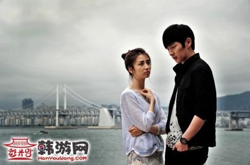 导演一声"ok"后,李准基羞涩地从朴河宣身边慌忙抽离,让现场笑声一片.