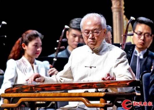 图说:著名古琴演奏家龚一在演奏《平沙落雁》 郭新洋摄