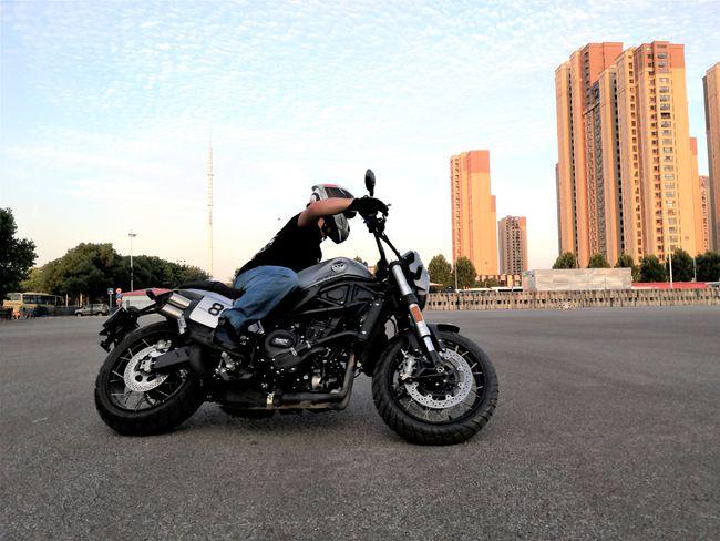 意国双雄全面对比——贝纳利幼狮800t版 vs 杜卡迪自游800