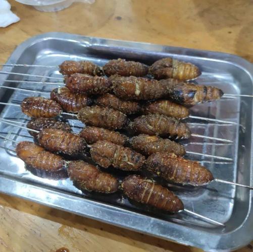 特色烤蚕蛹可以尝试一下,口味都偏重偏咸,适合想要喝酒氛围的人,边吃