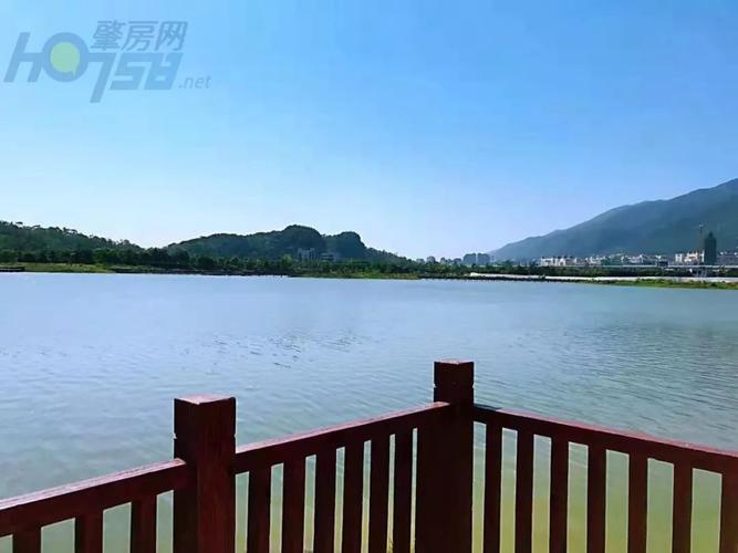 东湖公园,仙女湖公园,星湖风景区等端州山湖名胜园区三面环绕,与北岭