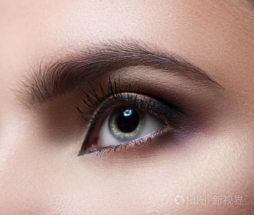 宏.完美的化妆和眉毛.美丽的灰色眼睛