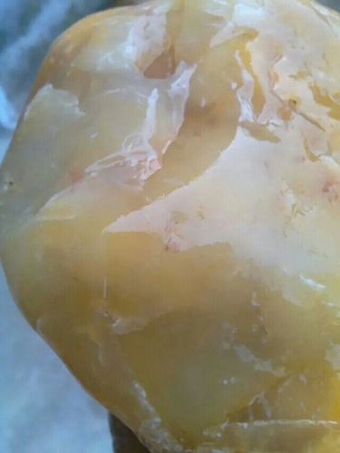 金华玉(金华黄腊石) 金华黄蜡石:以其光泽温润,色彩艳丽,造型奇特的