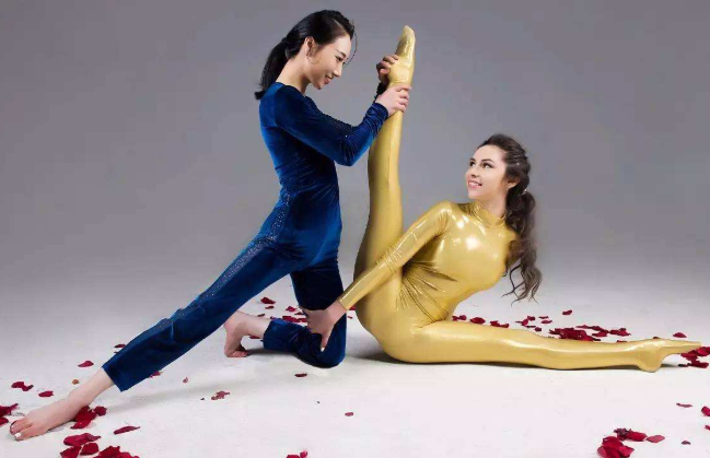 俄罗斯柔术女王,身体可以随意的扭曲,网友:这还是正常人吗?