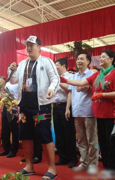 据本山传媒的刘双平介绍:大牛放暑假后,赵本山便决定让儿子到基层去