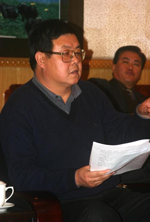 市人大代表湟中县委书记雷占元正在发言