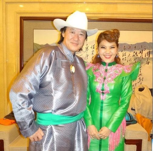 乌兰图雅获赞好声音 个性形象引领民族时尚(图)