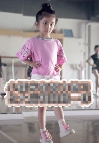 杨幂女儿小糯米颜值曝光,看到走台步的样子,简直就是