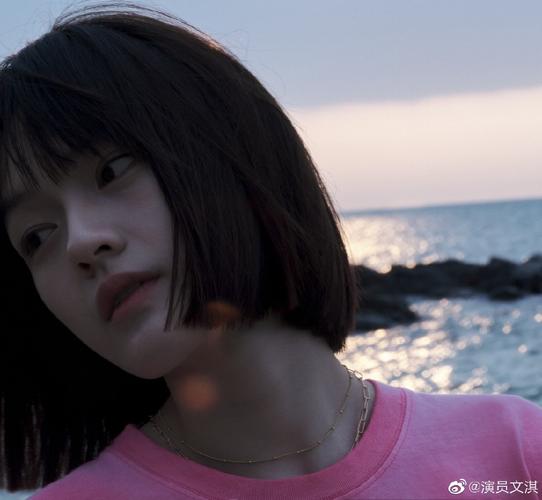 文淇晒海边写真短发造型甜美可人