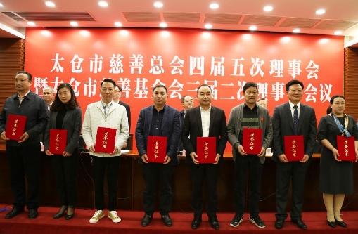 常务副总马建军(左3)代表雅鹿运营上台领奖
