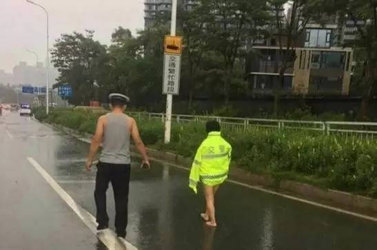 约会男网友受挫,女子裸奔街头!更揪心的是.监控视频曝光!