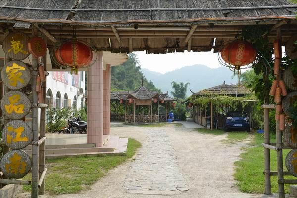 山庄背山靠水,环境清幽宁静,内烧烤场,山水游泳池,果园,包房及沿湖边