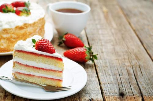 白色盘里的一块草莓巧克力蛋糕