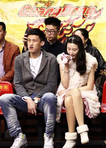 刘美经常出现在广东主场为周鹏加油助威.