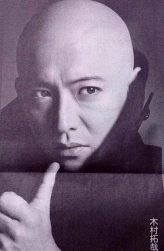木村拓哉变身光头男 上演撞爆玻璃戏份(图)