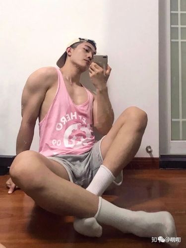 湖北腹肌小狼狗灰裤子刷屏男生就该这样穿搭