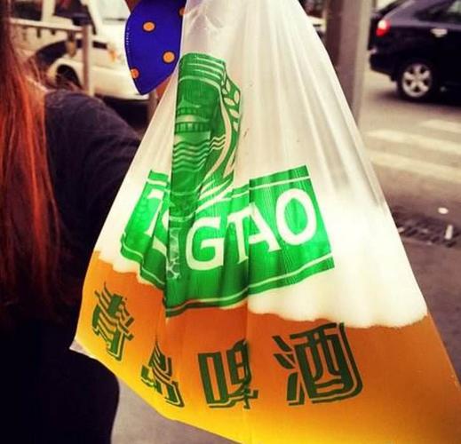在青岛买啤酒时,为啥一定得用塑料袋装?说出来怕你不