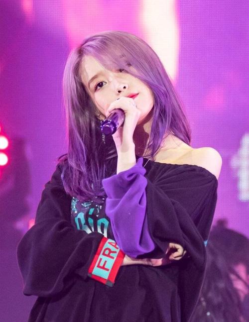 iu李知恩只有162cm,挑战紫发造型意外惊艳,果然身高不