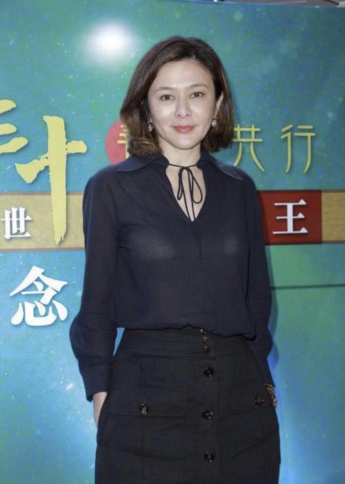 关之琳穿衣不讲究黑色的印花浴袍裙休闲慵懒意外高级洋气