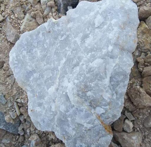 以硅灰石为主要原料,掺入少量的滑石,粘土,碳酸钡,二硅酸铅(或硼酸铅