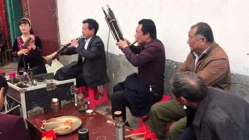 河南豫西南唢呐吹奏《迎客曲》接客,大叔这肺活量挺大