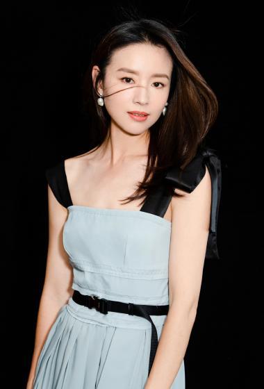 简介:董洁天蓝色长裙魅力写真图片,分享一组董洁图片给大家,图中的