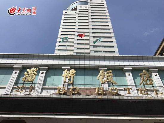 淄博饭店悬挂破损国旗惹网友愤怒目前已经更换