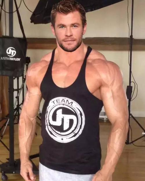 建议把斜方肌的中下部跟背部训练安排在一起.