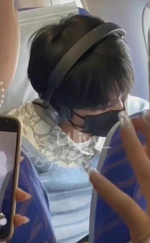刘耀文 经济舱#网传这是时代少年团的刘耀文乘坐飞机经济舱的画面!