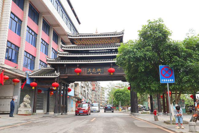 认识柳州百里侗乡三江县,就从月亮街开始,鼓楼风雨桥一个不能少