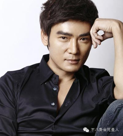 除此之外他还是撞脸专业户!于波焦恩俊傻傻分不清.