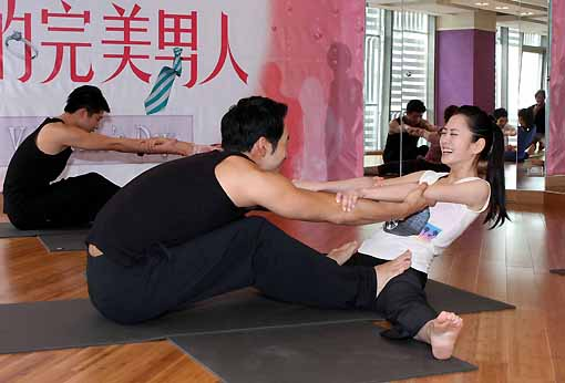 台男女艺人"劈腿"过情人节 现场呻吟声不断(图)