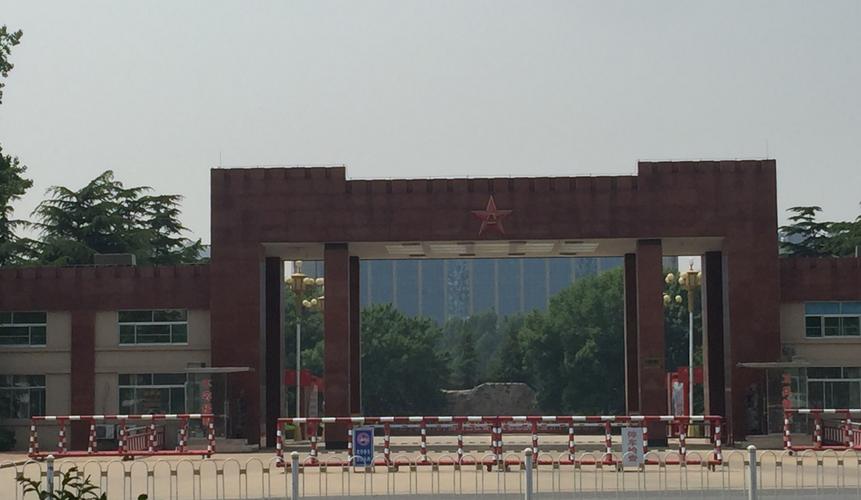 从莱阳搬到潍坊的26军军部,广场对面