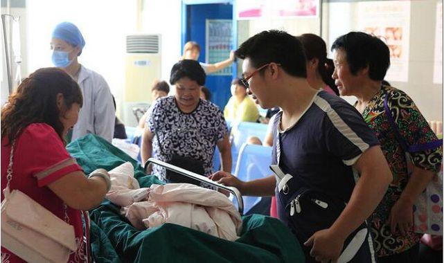 孕妇生完孩子出来,被人推走叫老婆,旁边的老公和婆婆懵圈了!
