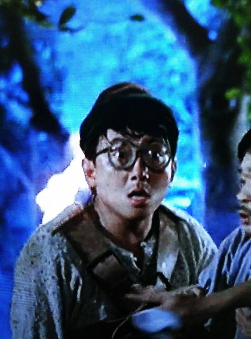 经常出现在香港早期电影里有个搞笑的戴眼镜的男演员是谁?