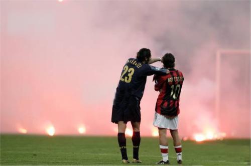 国米球迷丢烟花,马特拉齐和鲁伊科斯塔站在一起的的背影照片 要高清