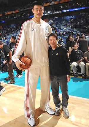 明星与姚明合影!陈乔恩最气质黎明最有范,最后一张笑