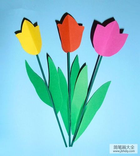 简笔画大全 儿童手工 其他手工 将三片花瓣分别对折一下,然后将一半的