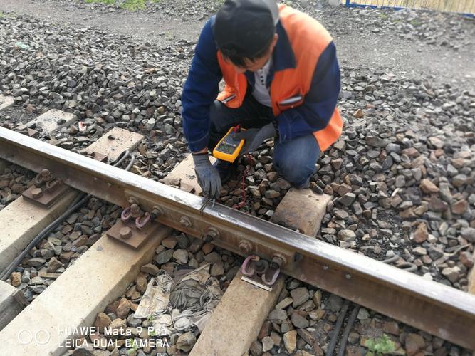 使用轨道绝缘在线测试仪测量钢轨绝缘.